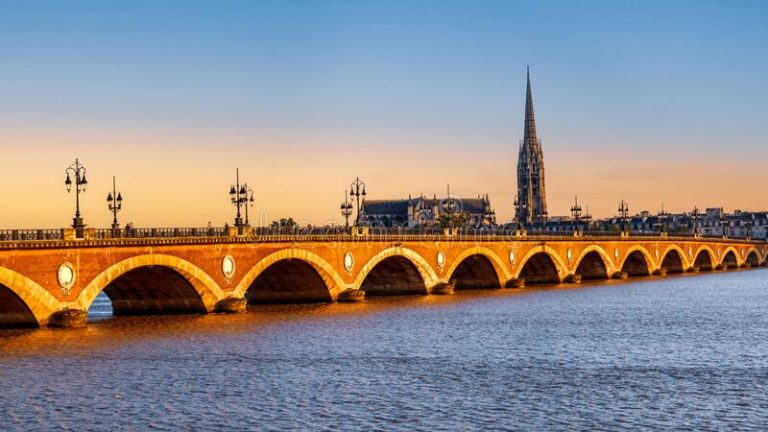 bordeaux france vue du vieux pont de pierre au dessus la garonne et cathedrale saint michel coucher soleil panoramique 203915207 1 768x432