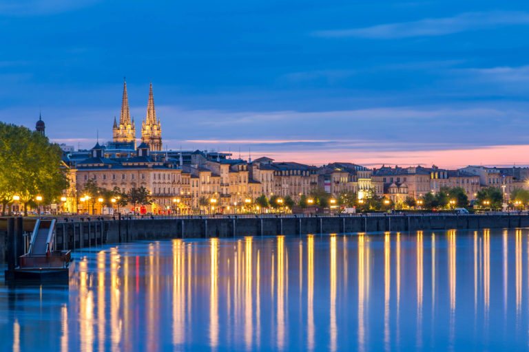frankreich bordeaux die altstadt von bordeaux am ufer der garonne zur blauen stunde frankreich leonid andronov shutterstock 2 768x512
